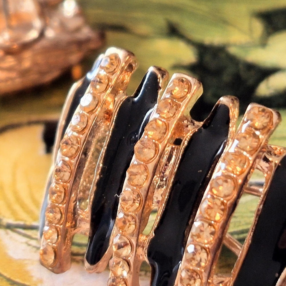 Elegant Black and Gold Women's Earrings - Picture 4 of 5